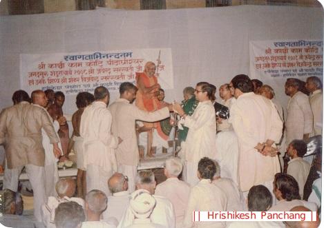 Dadaji presenting panchang to Jayendra saraswati ji