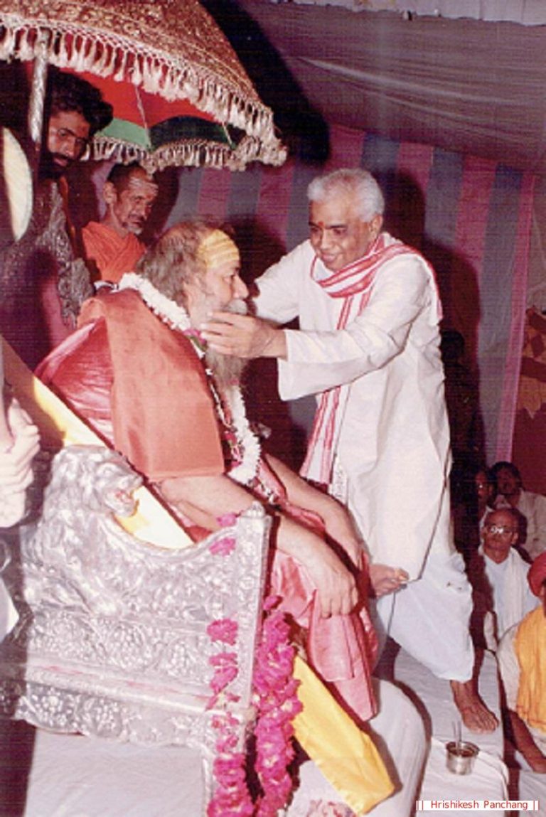 presenting flowers to Shankracharya Swaroopanand ji